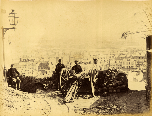Pièce d'artillerie positionnée à l'angle de la rue des Rosiers et de la rue de la Bonne à Montmartre